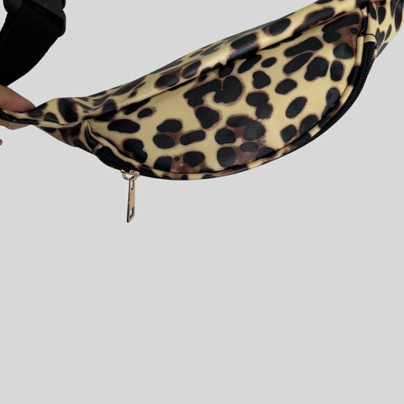 Leopard Print Adjustable Waist Fanny Pack With Zipper Closure & Black Strap - Picture 6 of 6